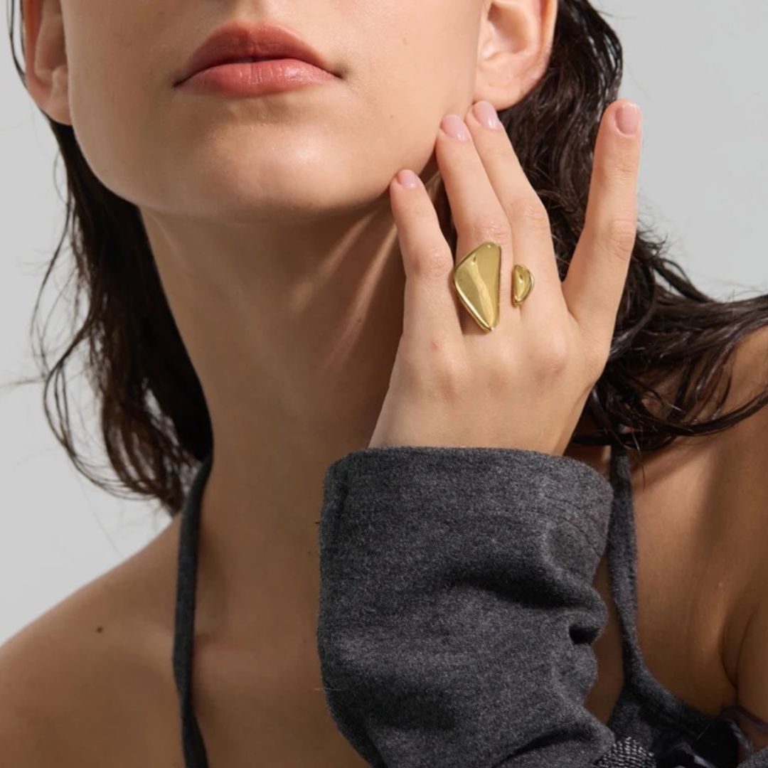 Anillo Ajustable Triangular Minimalista Enchapado En Oro 18K Anillo 03 ZAPRINI 