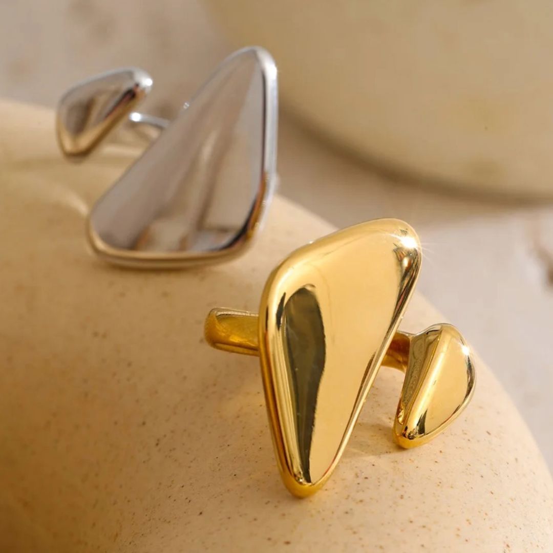 Anillo Ajustable Triangular Minimalista Enchapado En Oro 18K Anillo 03 ZAPRINI 