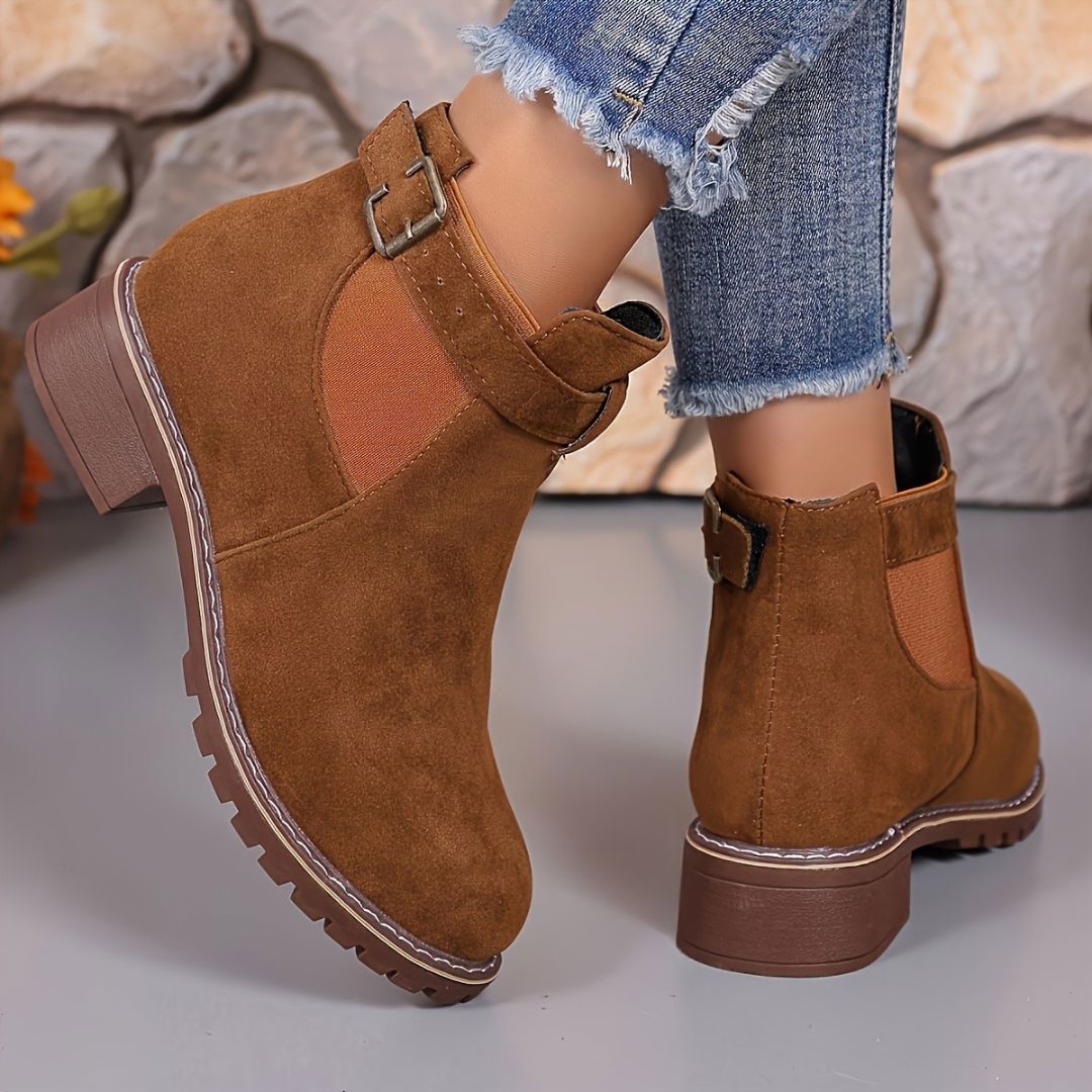 BOTAS CON TACÓN BAJO Y HEBILLA LATERAL Bota 10 ZAPRINI 