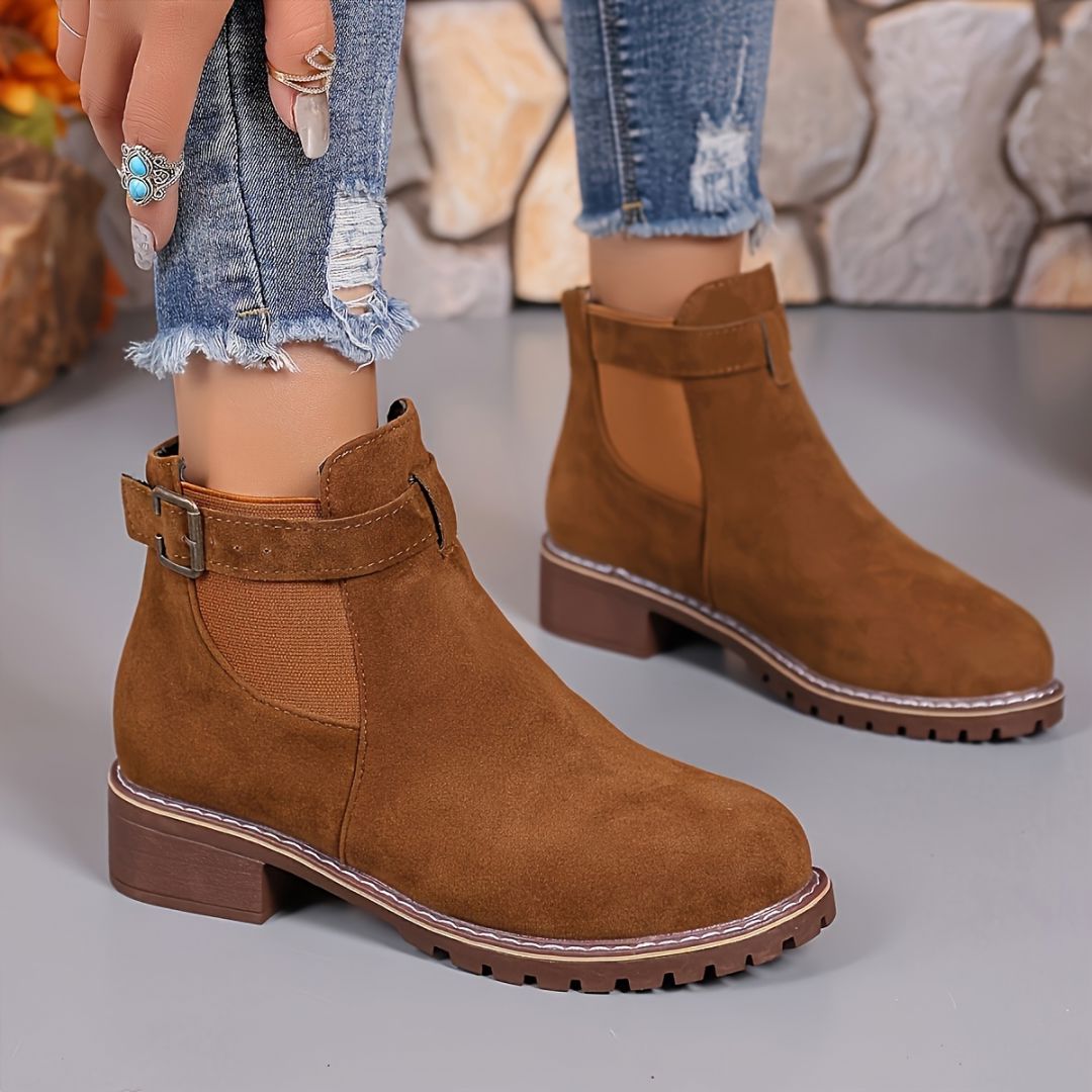 BOTAS CON TACÓN BAJO Y HEBILLA LATERAL Bota 10 ZAPRINI 