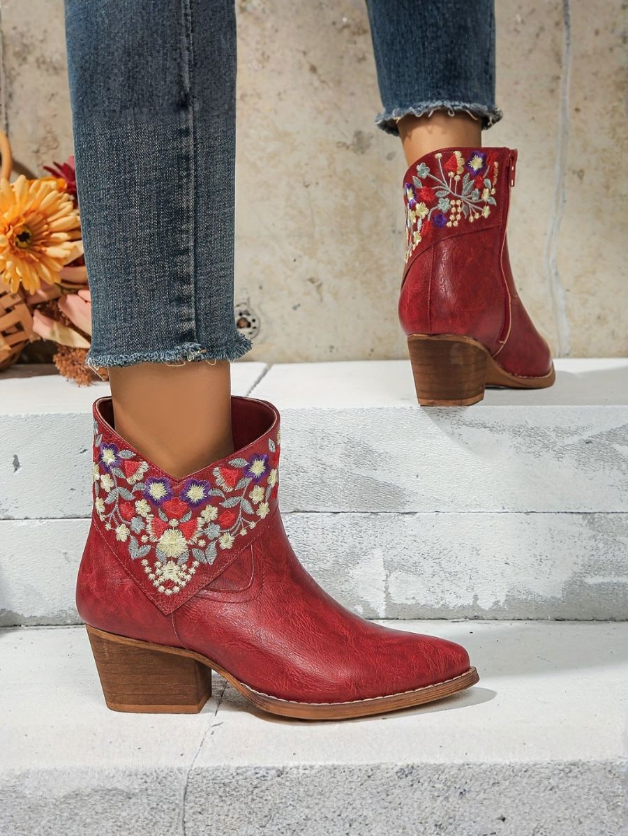 BOTAS CON TACÓN Y BORDADO FLORAL Bota 11 ZAPRINI 