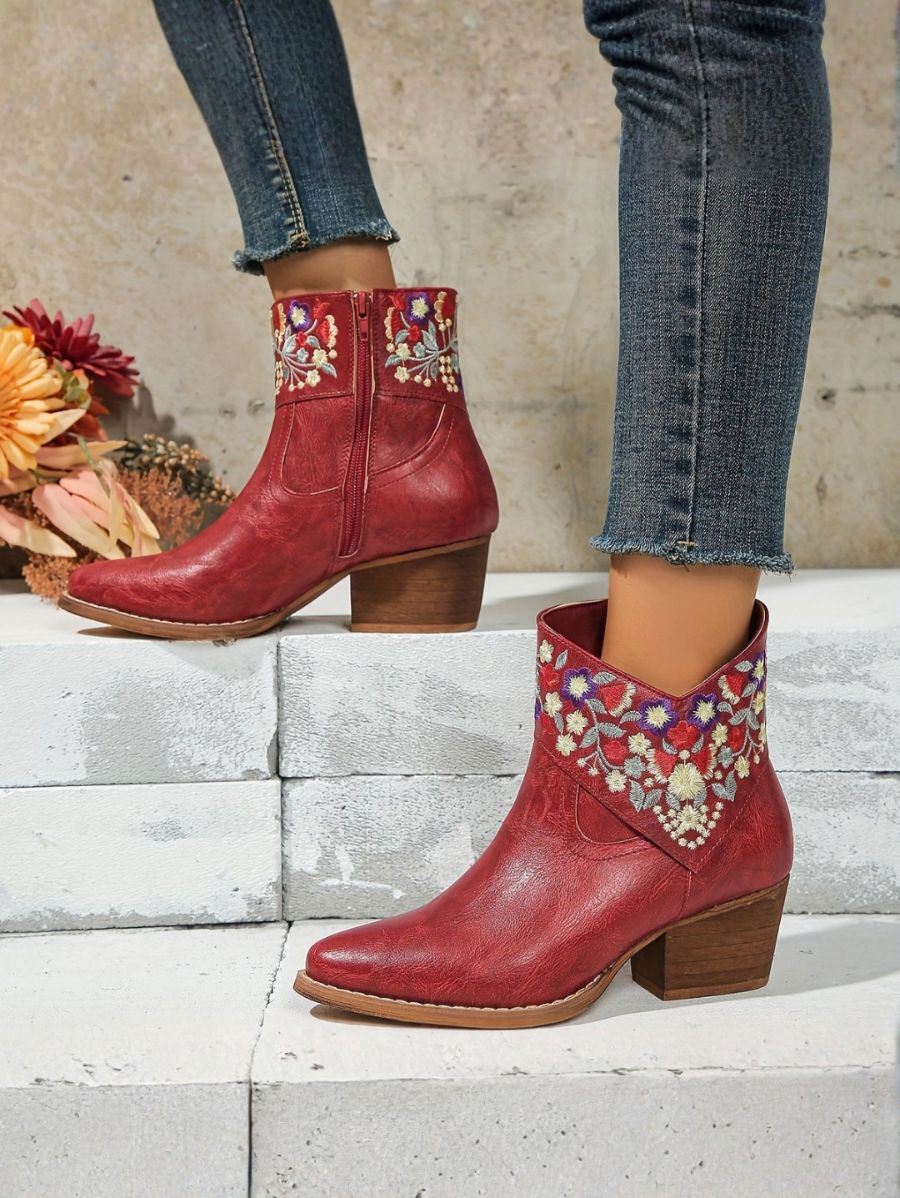 BOTAS CON TACÓN Y BORDADO FLORAL Bota 11 ZAPRINI 