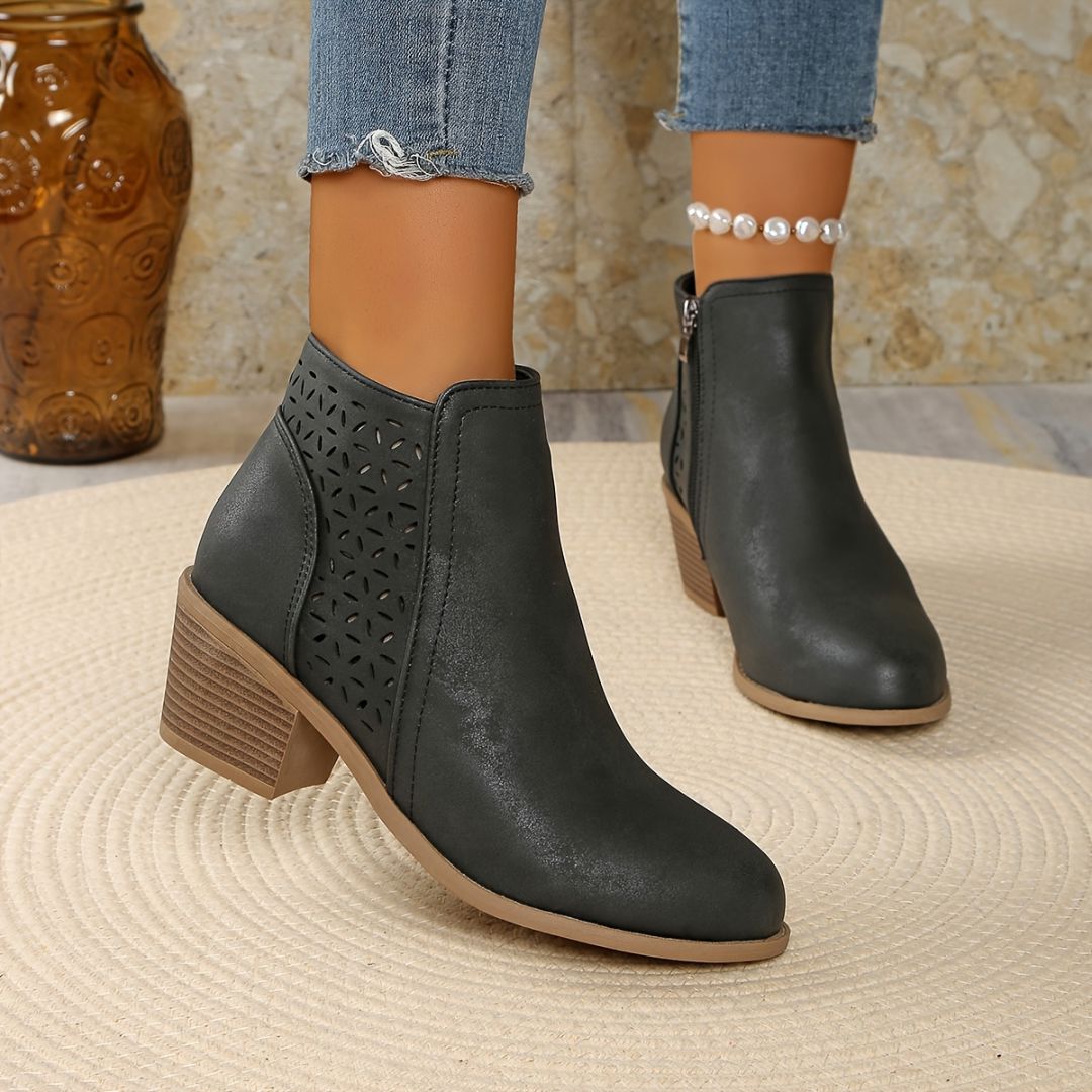BOTAS DE TACÓN GRUESO CON CALADO Bota 25 ZAPRINI 