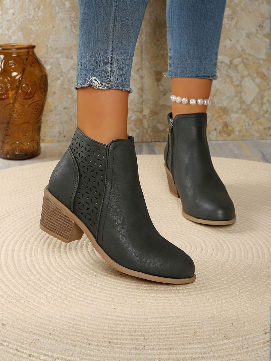 BOTAS DE TACÓN GRUESO CON CALADO Bota 25 ZAPRINI 