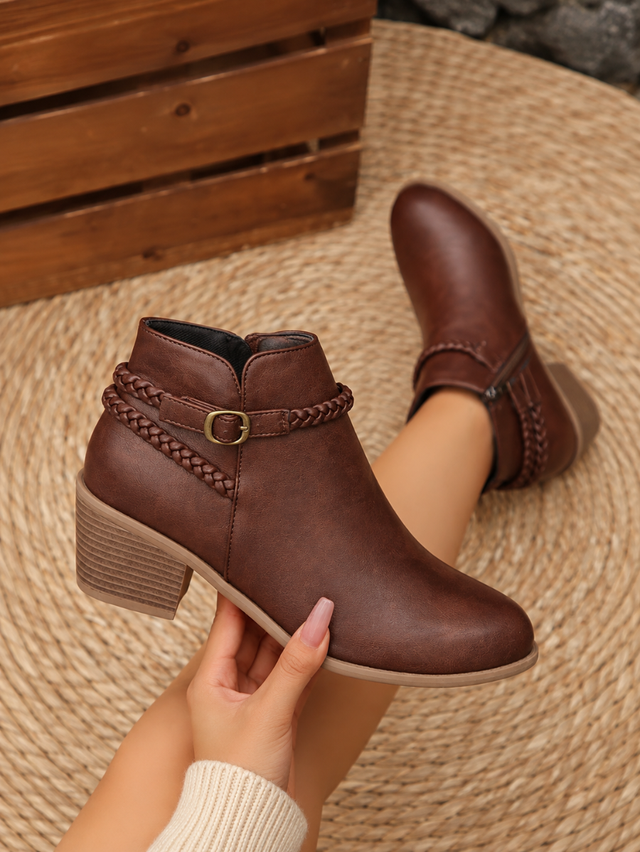 Botas Con Tacón y Detalle Trenzado