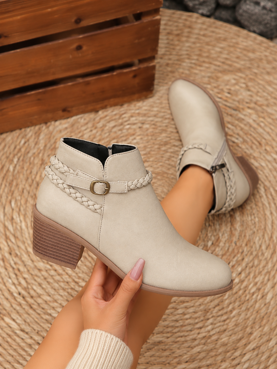 Botas Con Tacón y Detalle Trenzado