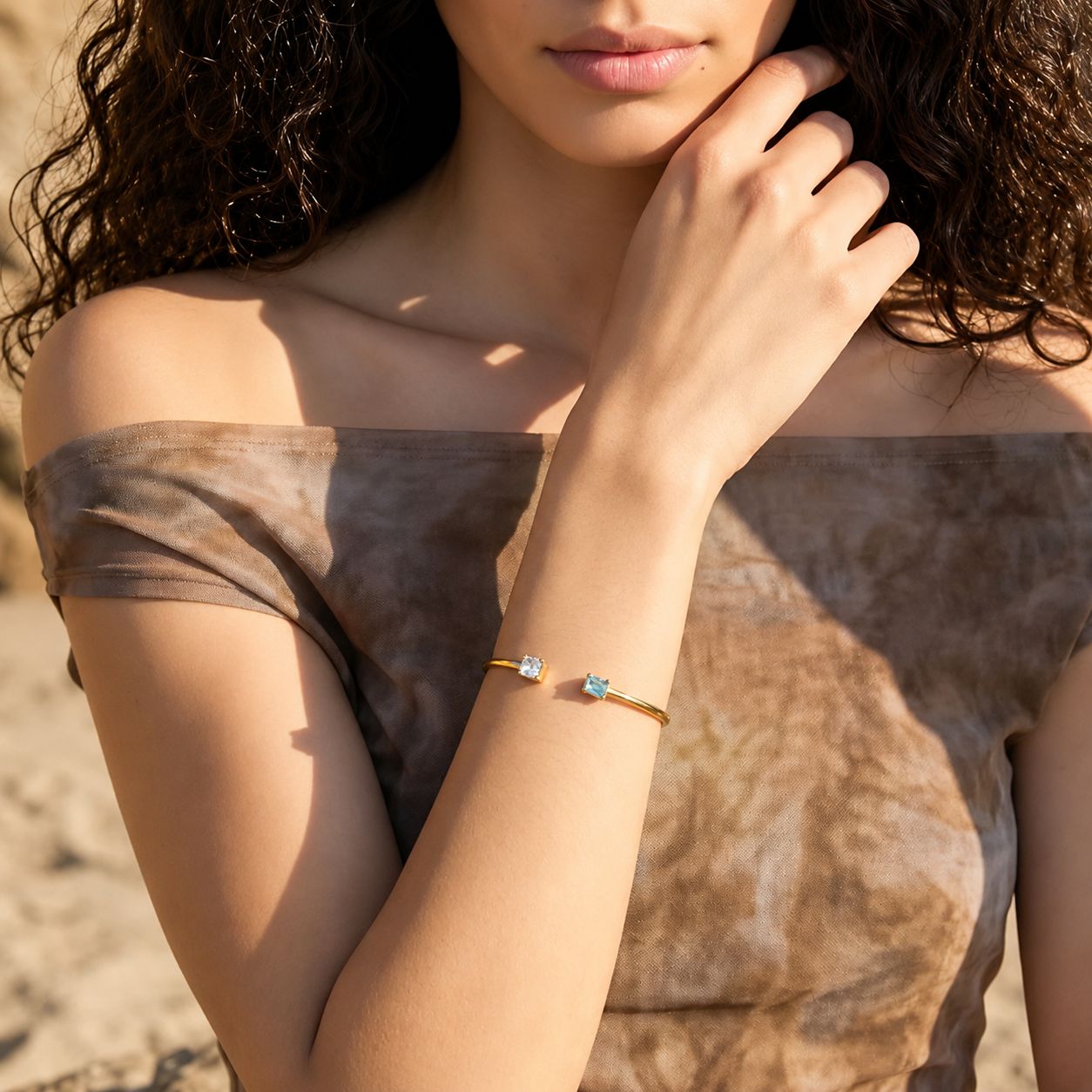 Brazalete Abierto Con Circonia Azul Enchapado En Oro 18K Brazalete 14 ZAPRINI 