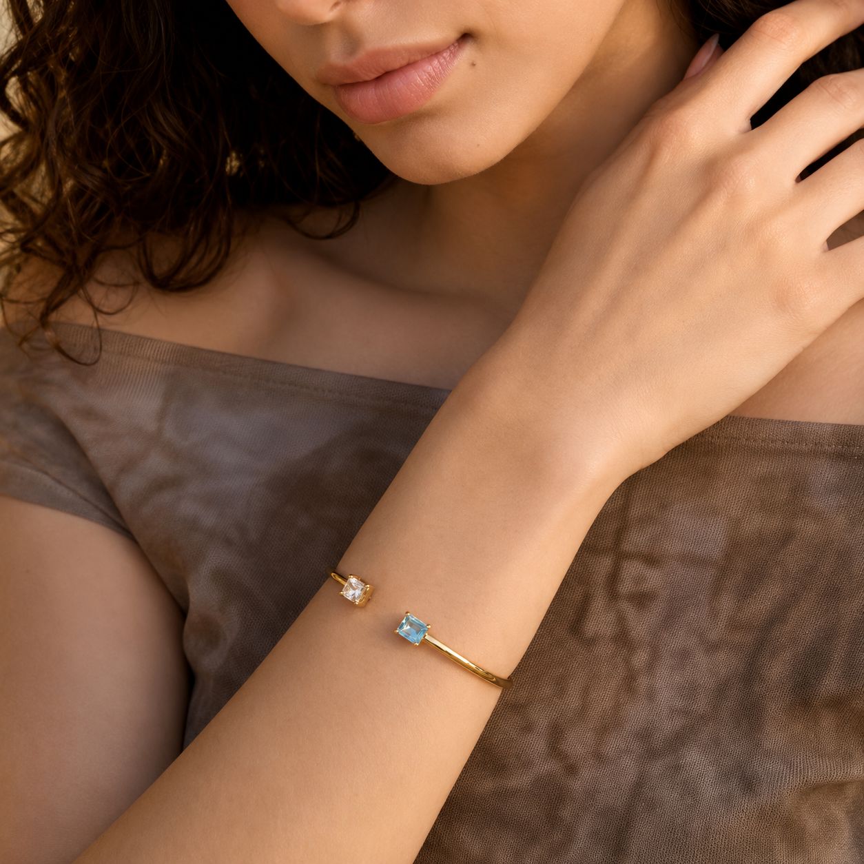 Brazalete Abierto Con Circonia Azul Enchapado En Oro 18K Brazalete 14 ZAPRINI 