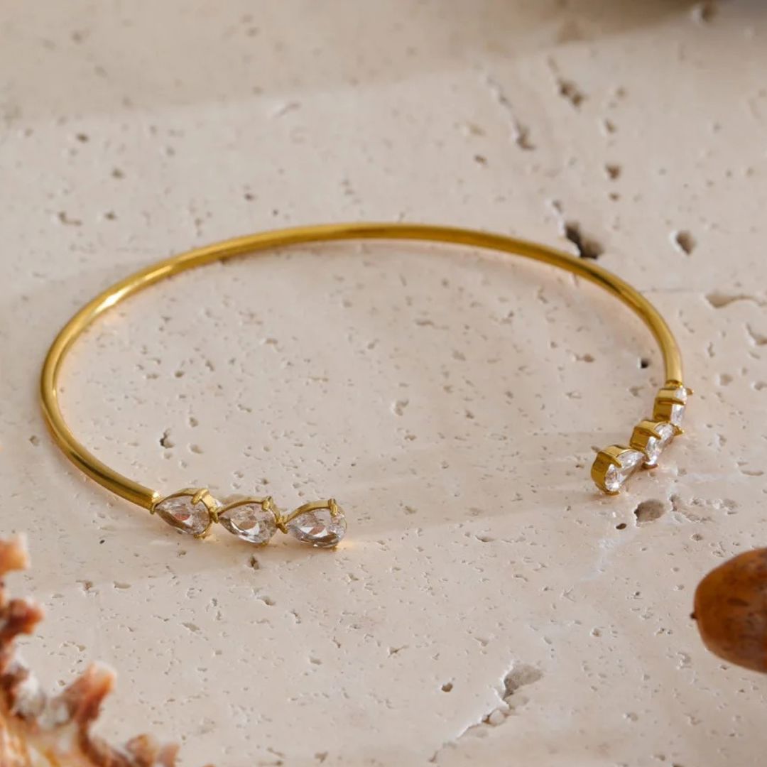 Brazalete Abierto Con Circonita Brillante En Forma De Lágrima Enchapado En Oro 18K Brazalete 04 ZAPRINI 