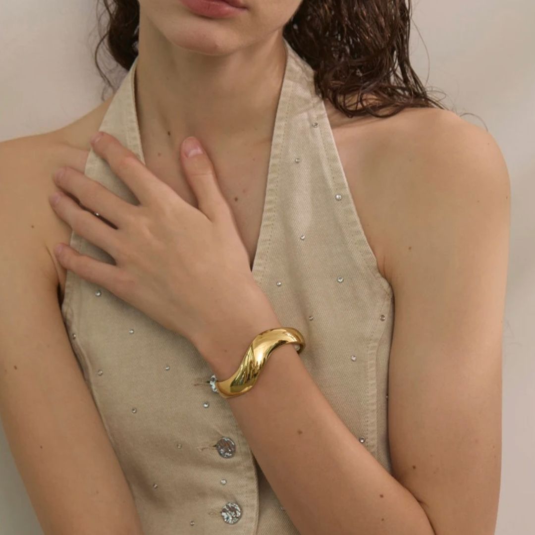 Brazalete Abierto Minimalista Enchapado En Oro 18K Brazalete 01 ZAPRINI 