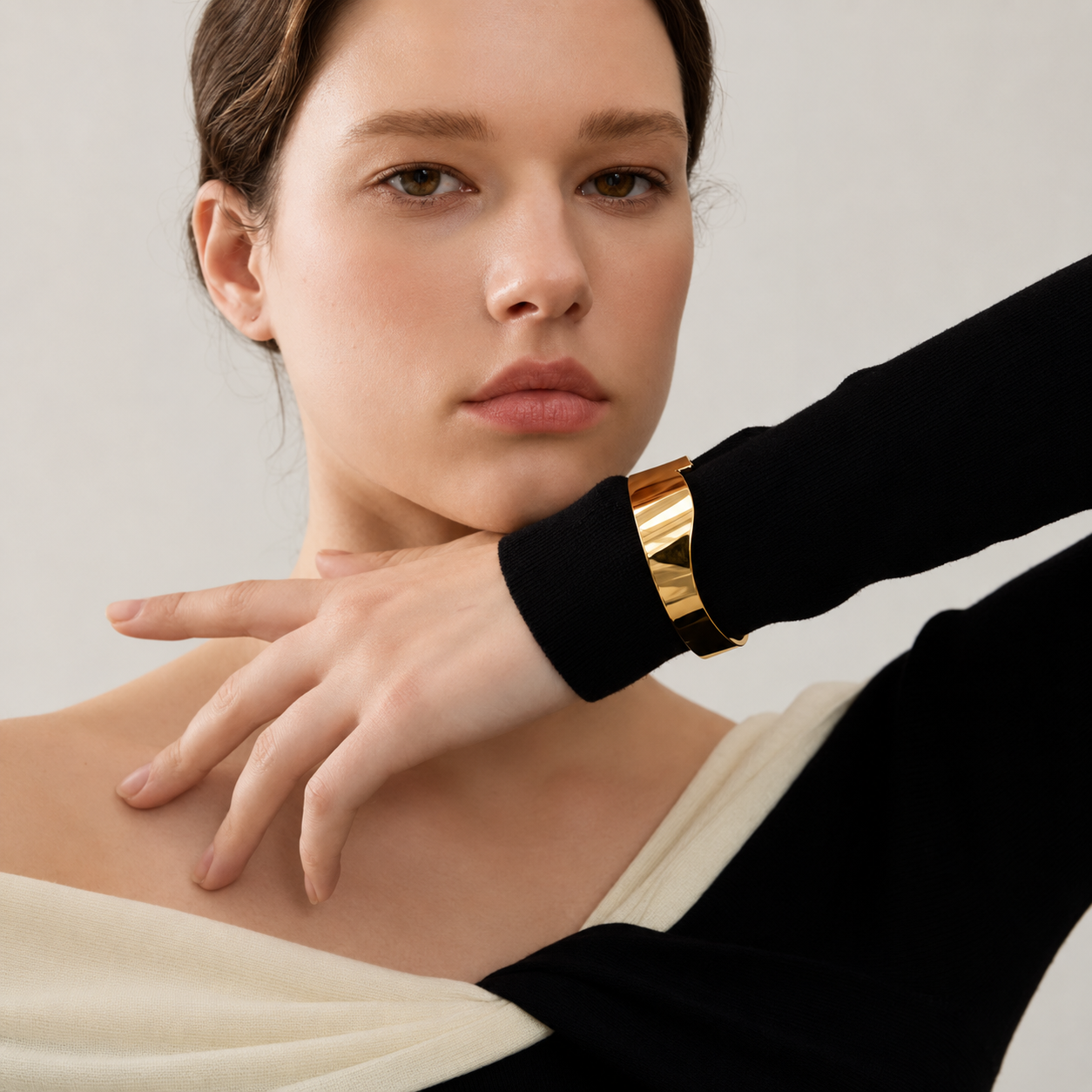 Brazalete Ancho Geométrico Enchapado En Oro 18K