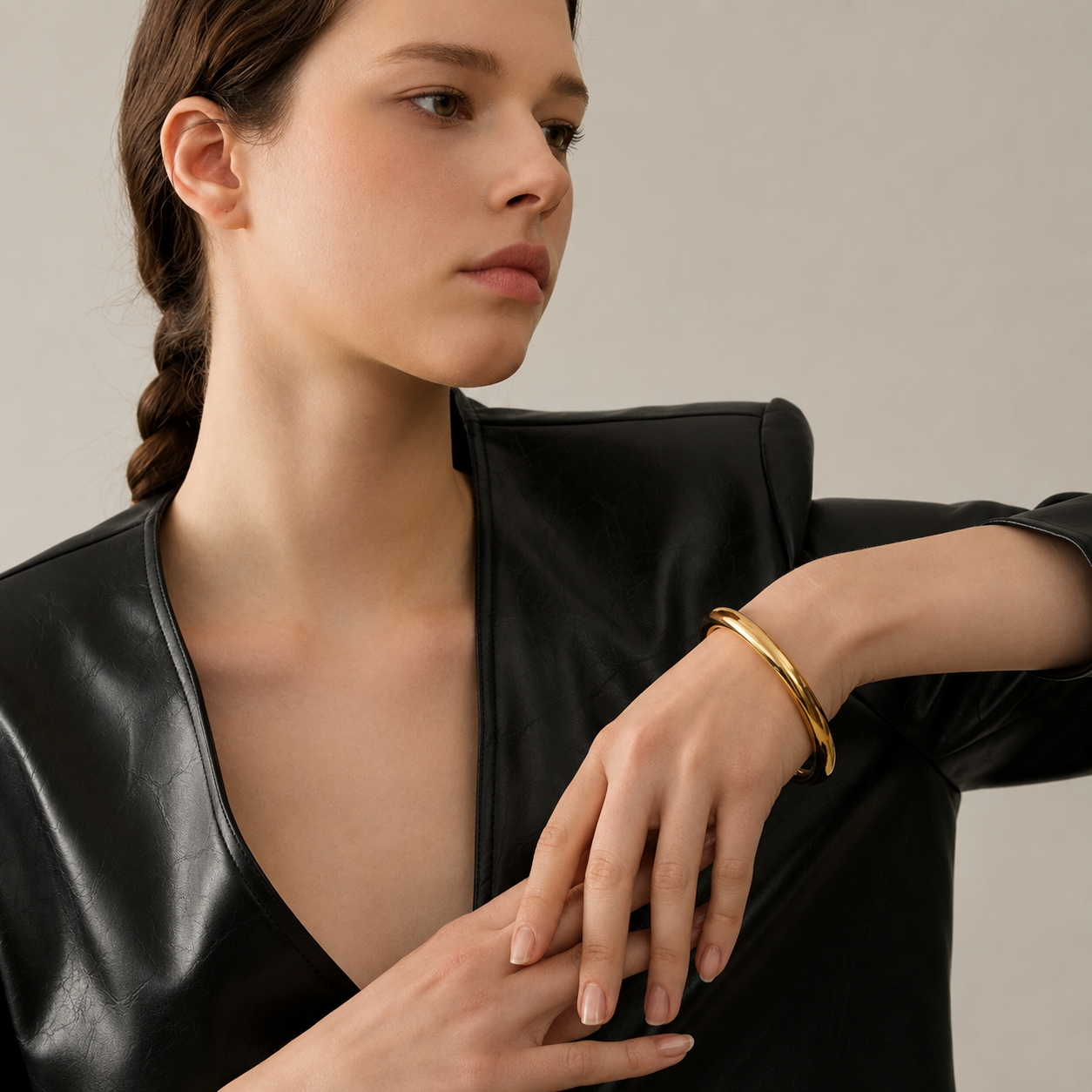 Brazalete Pulido Minimalista Enchapado En Oro 18K