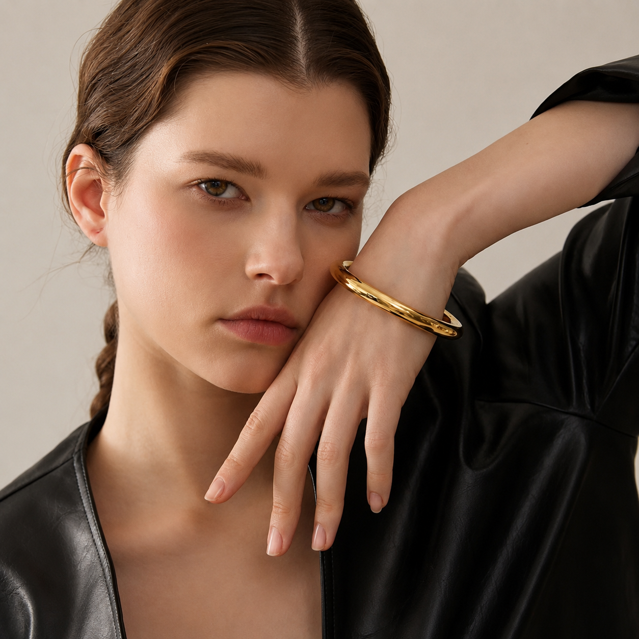 Brazalete Pulido Minimalista Enchapado En Oro 18K