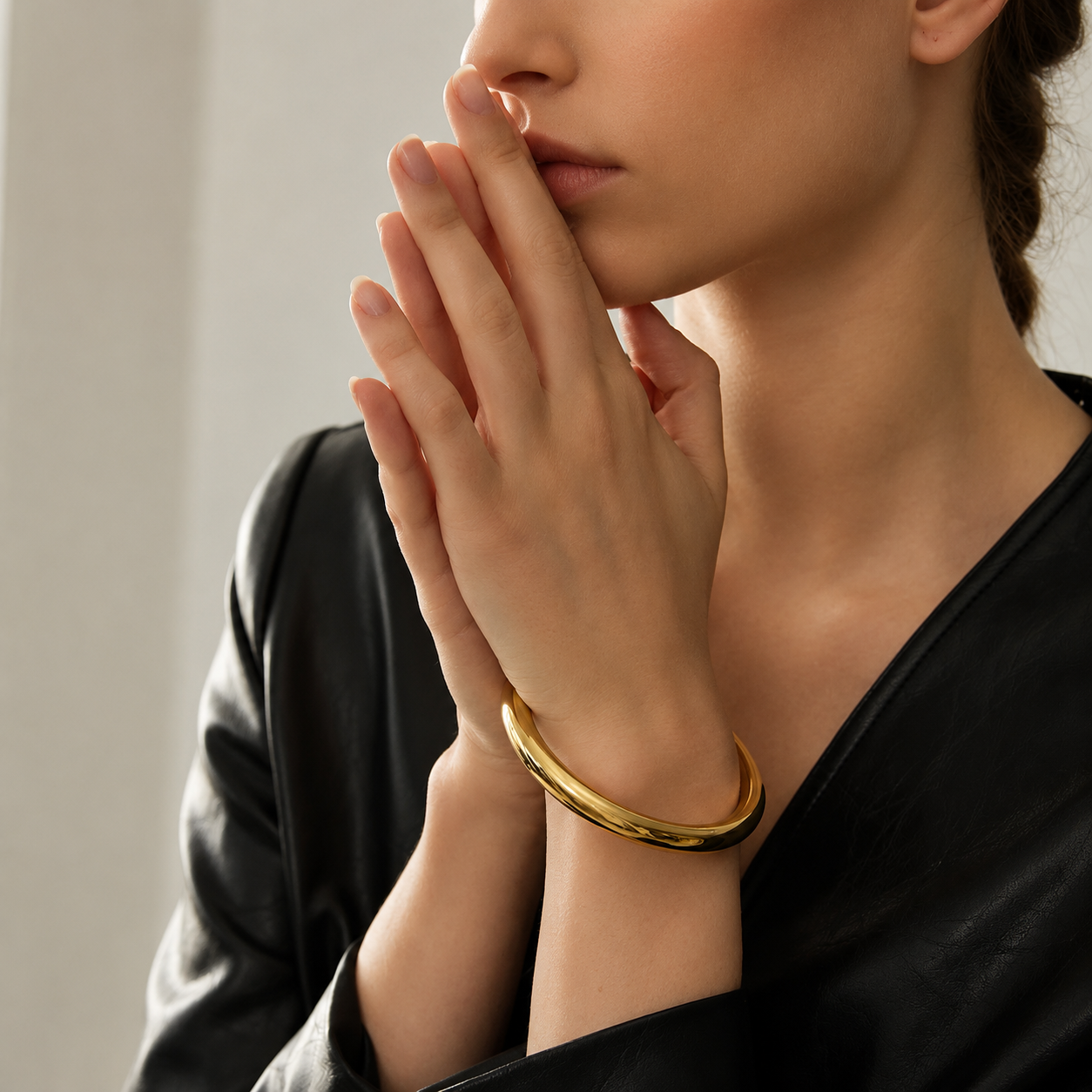 Brazalete Pulido Minimalista Enchapado En Oro 18K