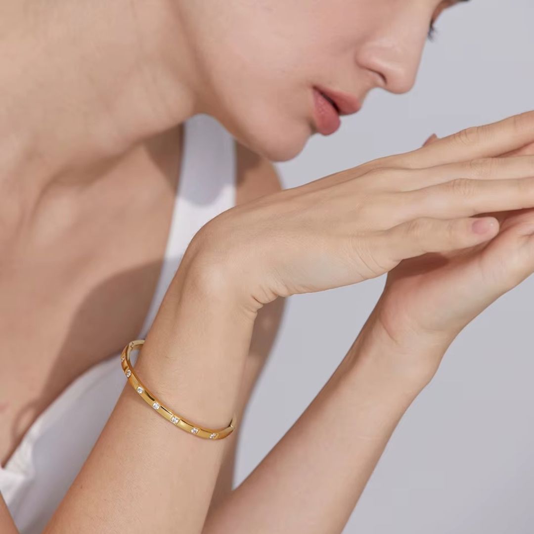 Brazalete Rígido Con Circonias Enchapado En Oro 18K Brazalete 03 ZAPRINI 