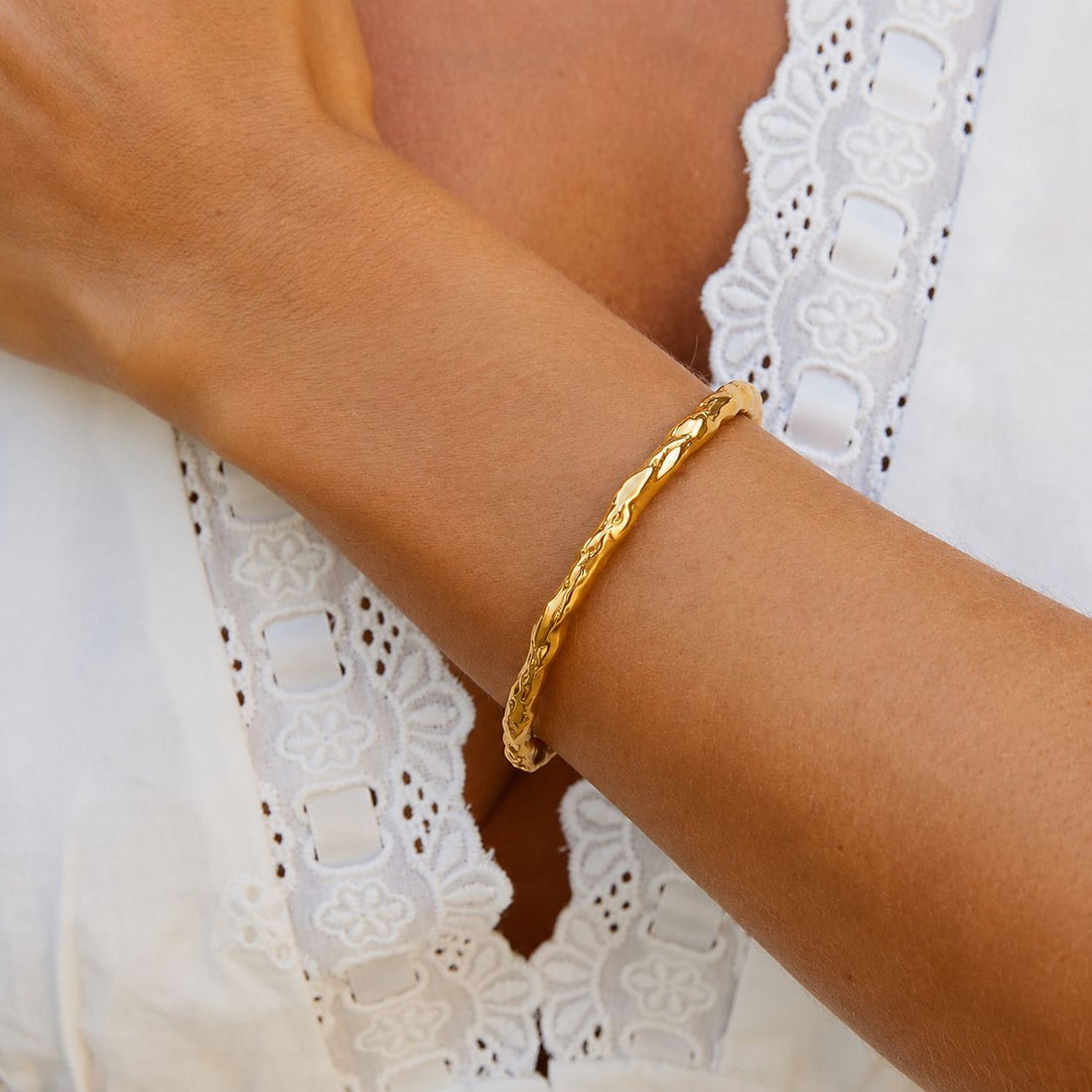 Brazalete Abierto Con Textura Enchapado En Oro 18K Brazalete 02 ZAPRINI Oro 