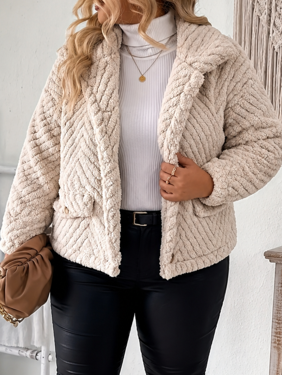 CAMPERA AFELPADA CON BOTONES Y TEXTURA PLUS SIZE
