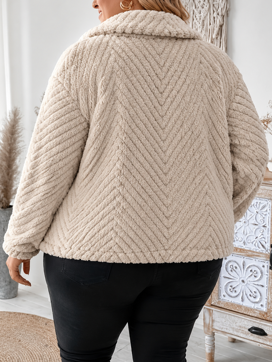 CAMPERA AFELPADA CON BOTONES Y TEXTURA PLUS SIZE