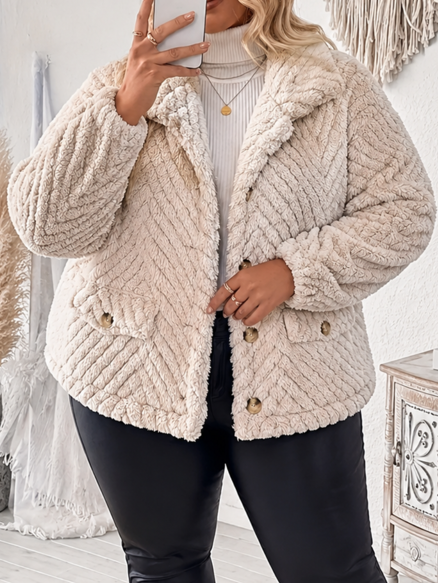 CAMPERA AFELPADA CON BOTONES Y TEXTURA PLUS SIZE