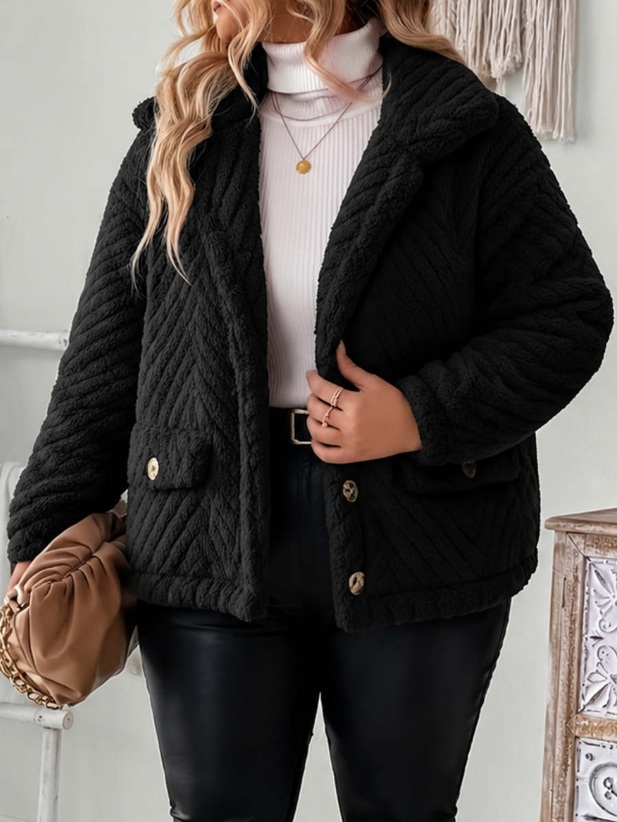CAMPERA AFELPADA CON BOTONES Y TEXTURA PLUS SIZE