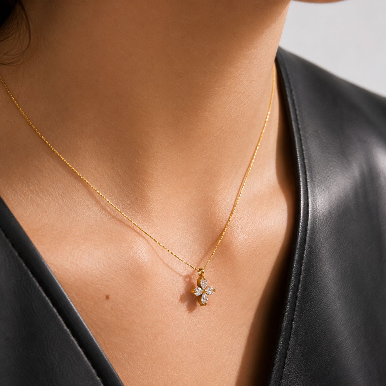 Collar Con Dije De Flor De Circonia Enchapado En Oro 18K Collar 15 ZAPRINI 
