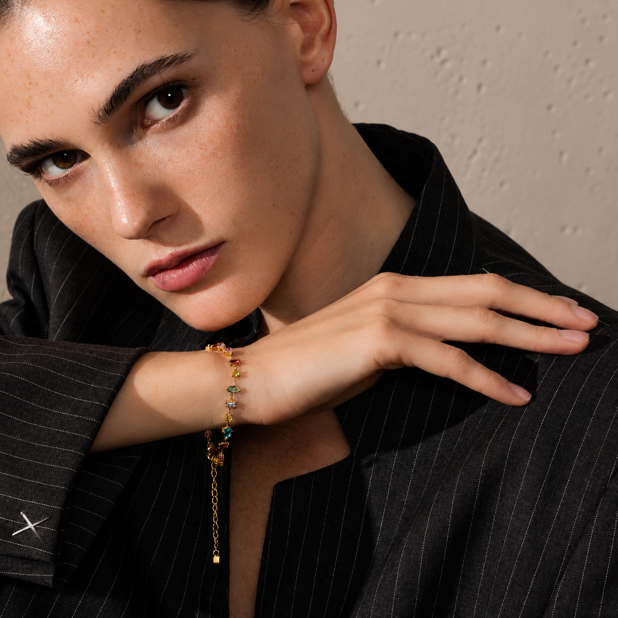 Pulsera Con Circonia Multicolor Enchapado En Oro 18K