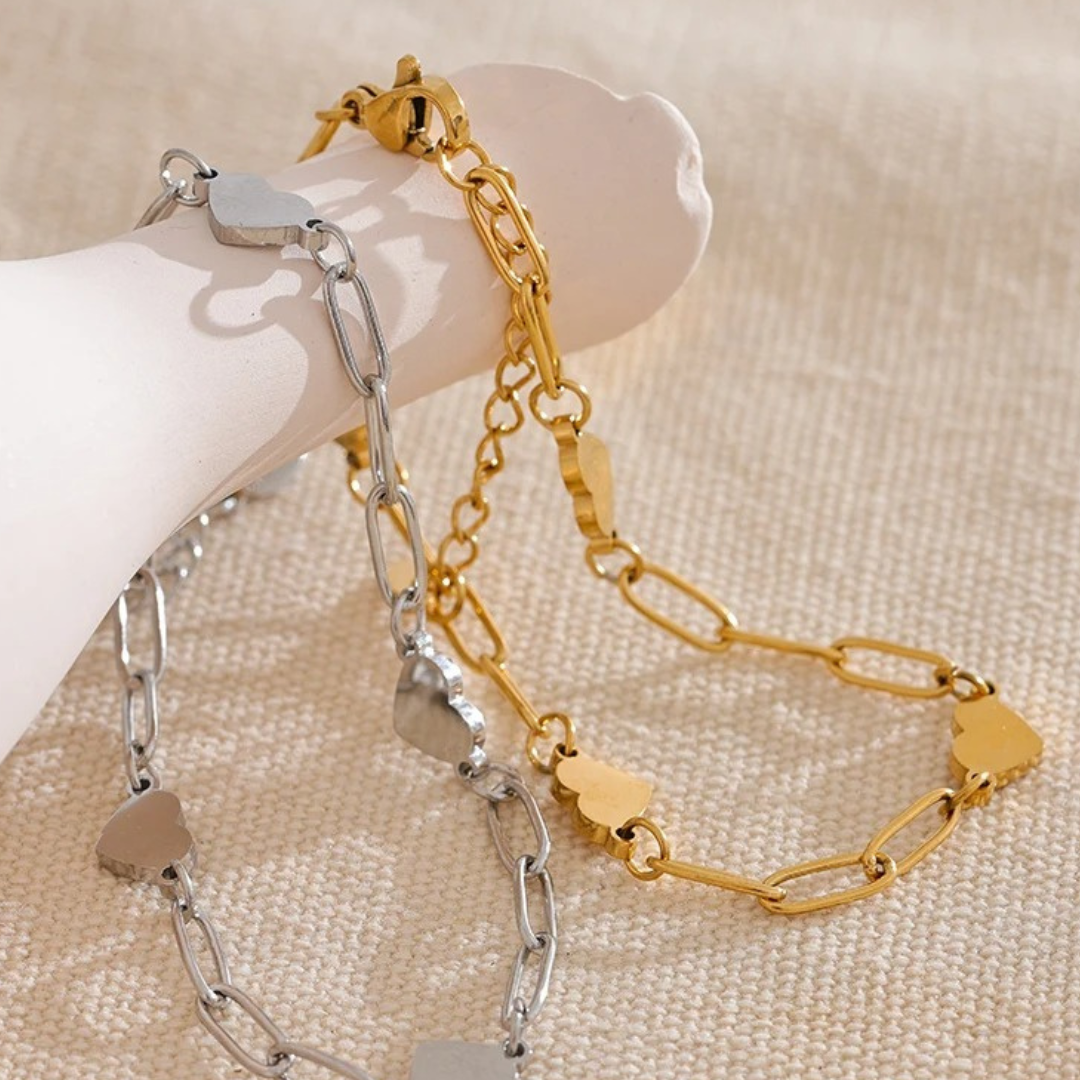Pulsera Con Corazones Enchapado En Oro 18K