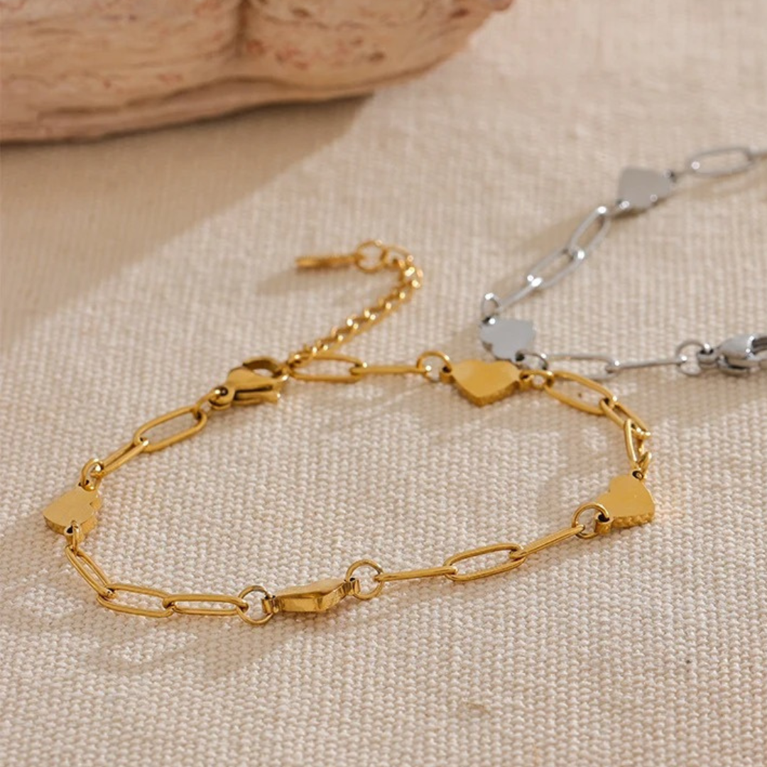 Pulsera Con Corazones Enchapado En Oro 18K