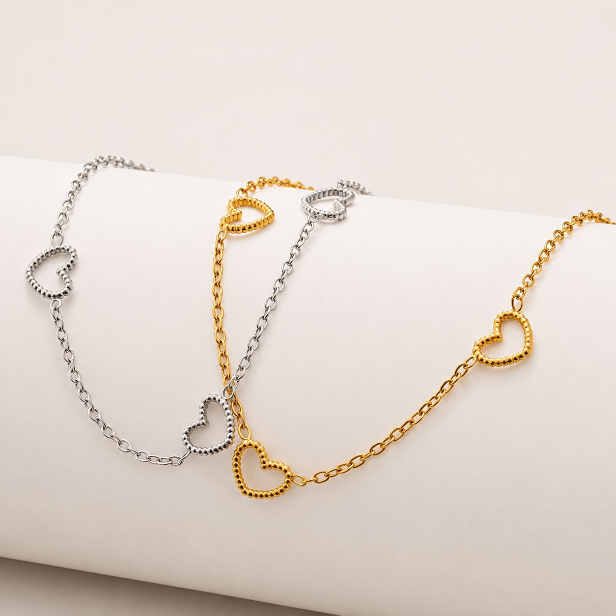 Pulsera de Cadena Delgada Con Corazones Enchapado En Oro 18K Pulsera 08 ZAPRINI 