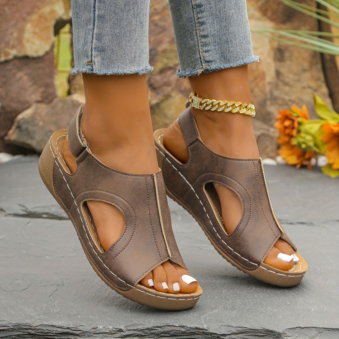 SANDALIAS CON CIERRE DE VELCRO Sandalia 13 ZAPRINI 