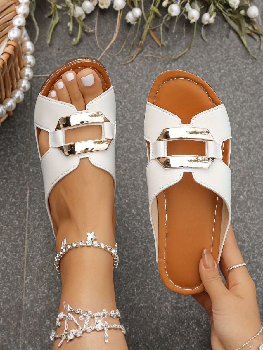 SANDALIAS CON DETALLE METÁLICO Sandalia 7 ZAPRINI 