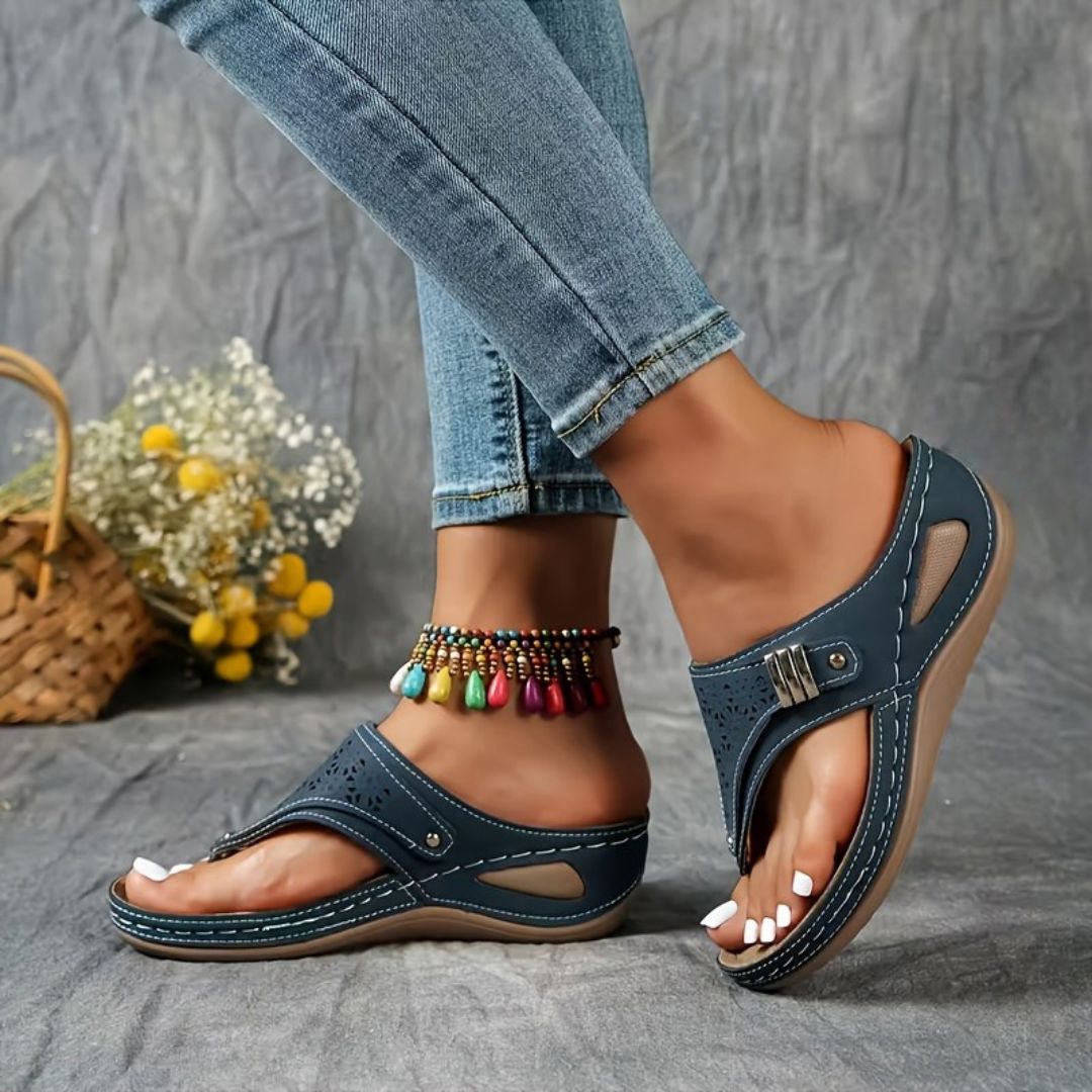 SANDALIAS CON PLANTILLA ACOLCHADA Y DETALLE METÁLICO Sandalia 5 ZAPRINI 