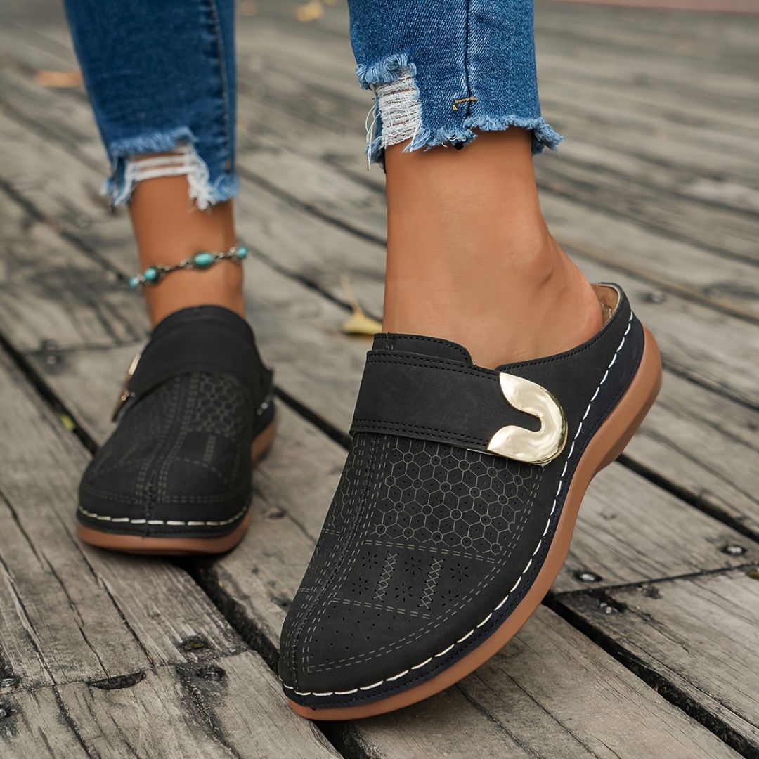 ZUECOS CON DETALLE METÁLICO Zueco 15 ZAPRINI Negro 34 