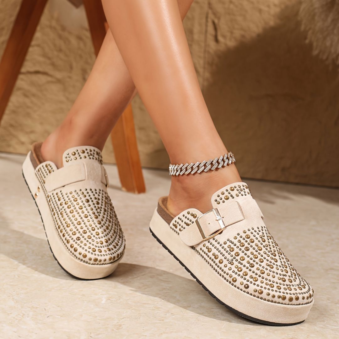 ZUECOS CON TACHAS DORADAS Zueco 21 ZAPRINI 34 