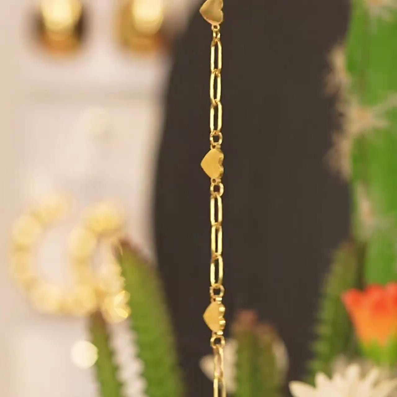 Pulsera Con Corazones Enchapado En Oro 18K