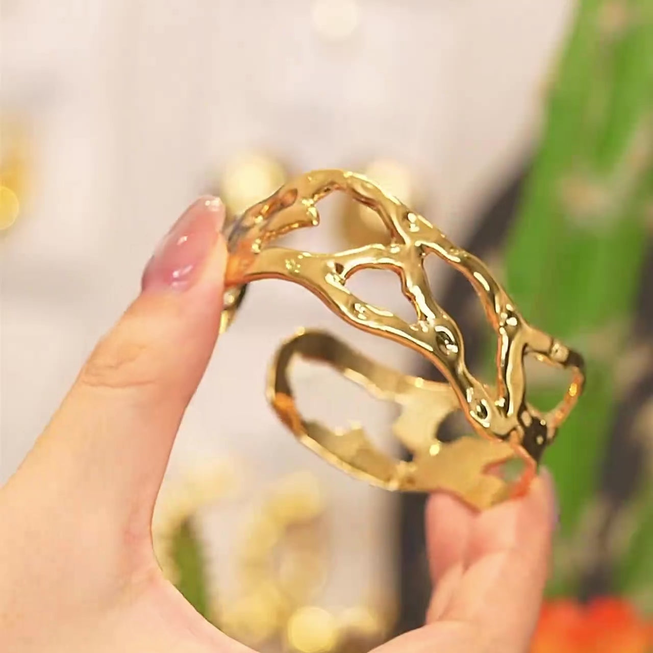 Brazalete Ancho Hueco Enchapado En Oro 18K